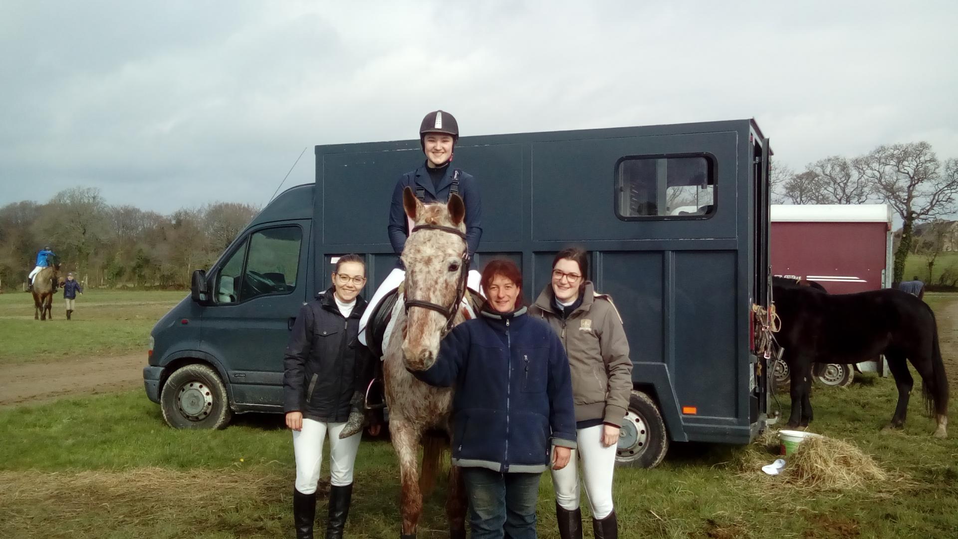 Juliette et trois de ses cavalieres